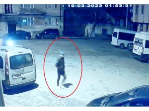 Gece vakti araçların lastiklerini kesen şahsı polis yakaladı