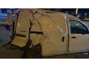 Ticari araç, midibüs ve otomobile çarptı: 3 yaralı