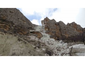 Depremzedeler dehşet anlarını anlattı:  “Böyle bir şey görmedik, dağlar bölük bölük bölündü”