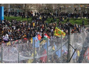 Diyarbakır’da Nevruz kutlamasında terör paçavrası açıp slogan atıldı