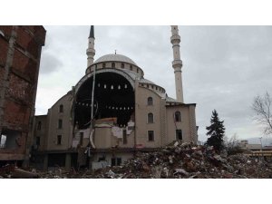 Depremde hasar alan camiyi gören bir daha bakıyor