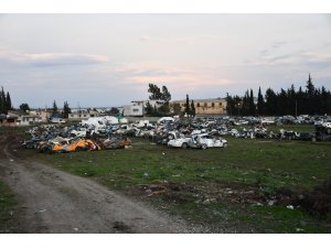 Depremde enkazda kalan araçlar tanınmaz hale geldi