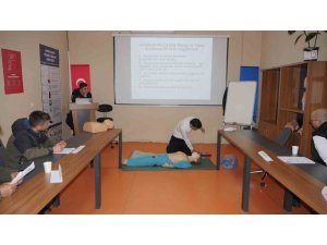 İlk yardımı öğreniyorlar