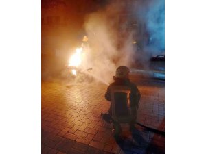 Motosiklet cadde ortasında alev alev yandı