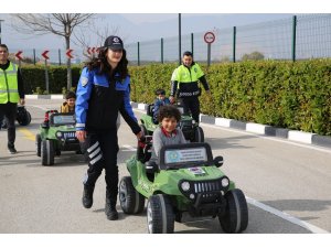 Manisa’daki depremzede çocuklar trafik kurallarını eğlenerek öğrendi