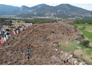 Denizli’de Deprem Şehitleri Hatıra Ormanında ilk fidanlar toprakla buluştu