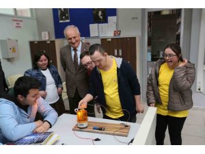 Özel öğrenciler eğlenceli deneyler yaptı