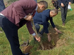 Alaşehir’de 200 fidan toprakla buluştu