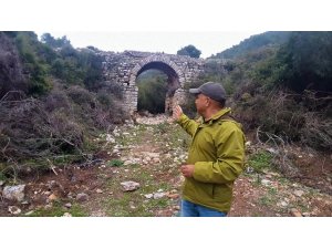 Tarihi su kemerini tahrip etmişler