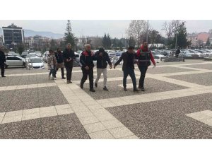 İş yerinin kasasından 500 bin lira çalan hırsızlar yakayı ele verdi