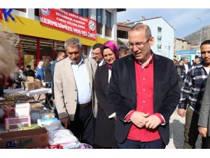 Depremzedeler için hayır çarşısı kuruldu