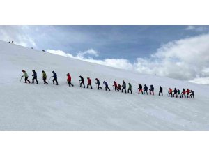 Depremden döndüler, Zigana Dağı’nda kış eğitimi gerçekleştirdiler