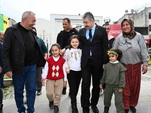 Osmaniye’de, depremde hayatını kaybedenler için aşure dağıtıldı