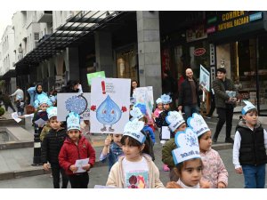 Miniklerden anlamlı yürüyüş