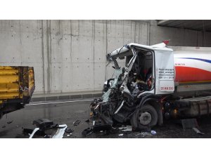 Tıra arkadan ok gibi saplanan yakıt tankerinin sürücüsü öldü