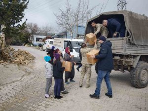Hatay’da jandarma depremzedelere yardım kolisi dağıttı