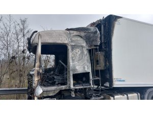 Otoyolda tırın kupası alev topuna döndü