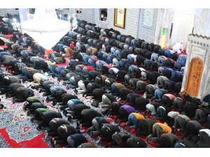 Selin vurduğu Şanlıurfa’da ilk teravih namazı kılındı