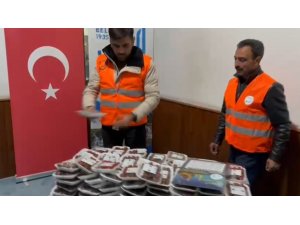 Muradiye Belediyesinden hurma ve imsakiye dağıtımı