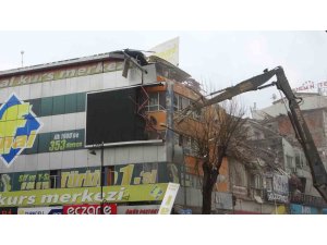 Malatya’da ağır hasarlı binaların yıkımı sürüyor