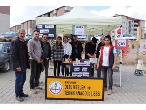 Öğretmen ve öğrenciler depremzedeler için pazarda çay sattılar