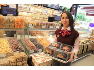 Sahur ile iftar arasındaki vakti daha rahat geçirmek isteyenler hurma tezgahına koştu