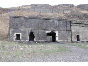 Kars’ta tarihi yapılar yok oluyor