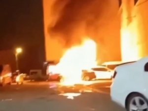 Van’da park halindeki otomobil alev alev yandı