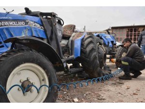 Enkaz altından çıkan traktörler, yüz binlerce liralık masrafla yeniden tarlaya dönüyor