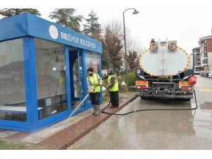 Bozüyük’te duraklar yıkanarak temizleniyor
