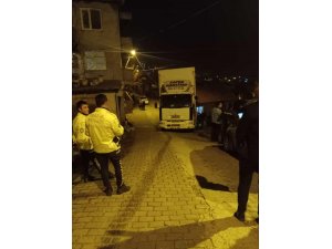 Freni boşalan kamyon park halindeki araca çarptı