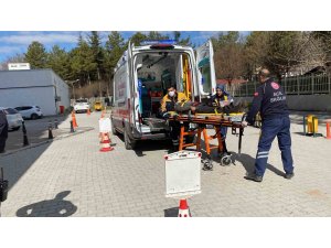 Odun toplarken beton bloğun altında kalarak yaralandı