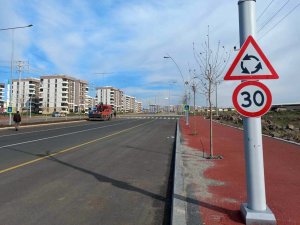 Diyarbakır’da yol güvenliği için trafik levhaları konuldu