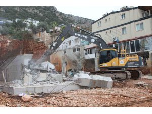 Kaş’ta kaçak yapı belediye ekipleri tarafından yıkıldı