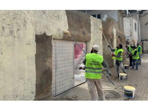 Selden zarar gören ev ve duvarlar boyanıyor