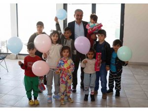 Başkan Kaplan depremzede çocuklarla yakından ilgileniyor