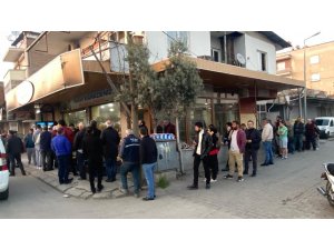 Ramazan’ın ilk gününde sıcak pide kuyruğu geleneği bozulmadı