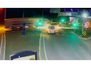 Kırmızı ışıkta geçen tırın hafif ticari araca vurma anı güvenlik kamerasında