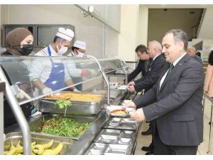 ERÜ Rektörü Altun, Öğrencilerle İftar Yaptı