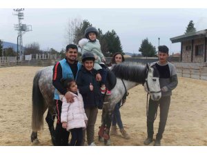 Depremi yaşayan özel çocuklar ata bindi, sevinçleri renkli görüntülere sahne oldu