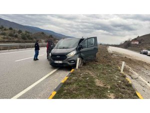 D100’de orta refüje çıkan minibüsün sürücüsü yaralandı