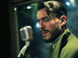 Cem Adrian bu kez depremzedeler için kalplere dokundu