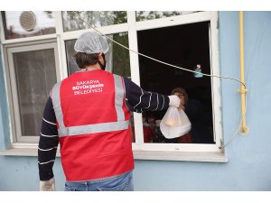 Yardıma muhtaç ailelere bin 300 öğün yemek ulaştırılıyor