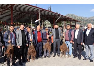 Başkan Özcan üreticinin yüzünü güldürdü