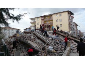 Malatya’da 4 katlı ağır hasarlı bina çöktü