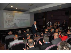 Akşehir’de yaşlıların sinema keyfi