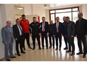 Milli güreşçi ve antrenörü Rize’de öğrenciler ile bir araya geldi