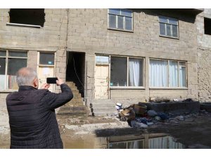 Sular altında kalacak olan ilçede son esnaflar da dükkanlarını bir daha açmamak üzere kapattı