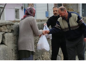İhtiyaç sahibi vatandaşlara iftar yemeği dağıtılıyor