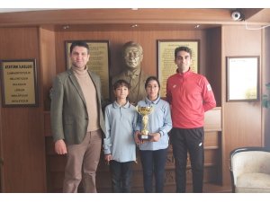 Eskişehir Odunpazarı Ticaret Borsası Ortaokulu ‘Küçük Kız Masa Tenisi’ turnuvasında birinci oldu